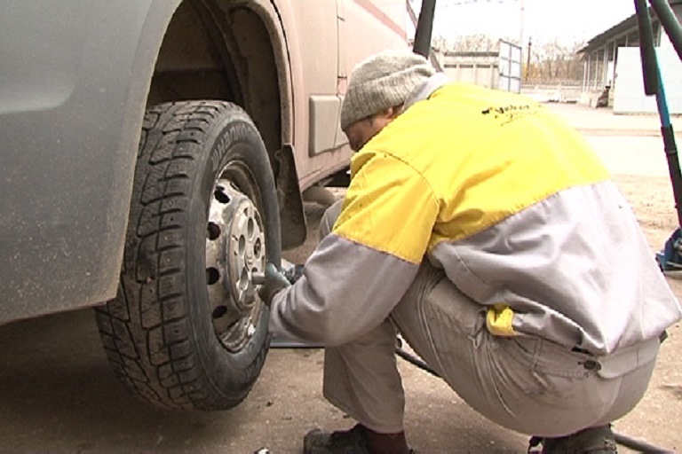 Тверские автовладельцы штурмуют сервисы шиномонтажа