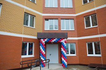 Счастливые новоселы: в Твери получили ключи от квартир обманутые дольщики "СУ-155"