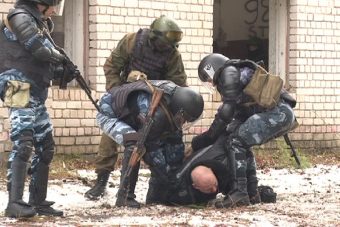 На военном полигоне под Тверью провели учения по освобождению заложников