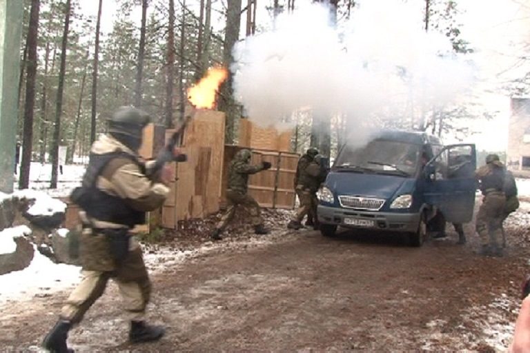 На военном полигоне под Тверью провели учения по освобождению заложников