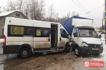 Авария с маршруткой в Твери: шесть пострадавших Авария с маршруткой в Твери: шесть пострадавших