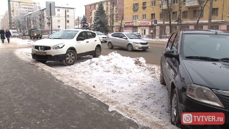 Атрибуты тверских улиц: каша на дорогах, снежные горы на обочинах и нерасчищенные парковки