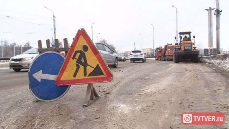 Атрибуты тверских улиц: каша на дорогах, снежные горы на обочинах и нерасчищенные парковки