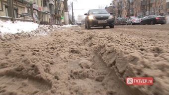 Атрибуты тверских улиц: каша на дорогах, снежные горы на обочинах и нерасчищенные парковки