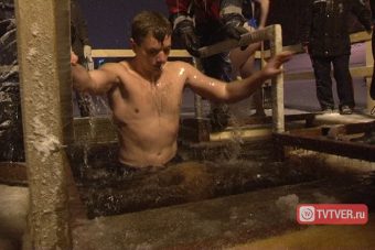 В прорубь с головой: в регионе прошли Крещенские купания