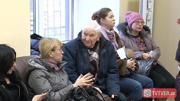 В тверском МФЦ отказались от перекуров, но посетители по-прежнему вынуждены часами сидеть в очередях