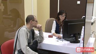 В тверском МФЦ отказались от перекуров, но посетители по-прежнему вынуждены часами сидеть в очередях