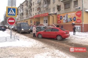 Стопхам по-тверски: пенсионерка грудью преградила путь автомобилю