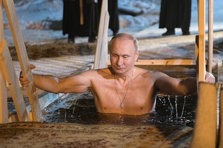 В прорубь с головой: в регионе прошли Крещенские купания