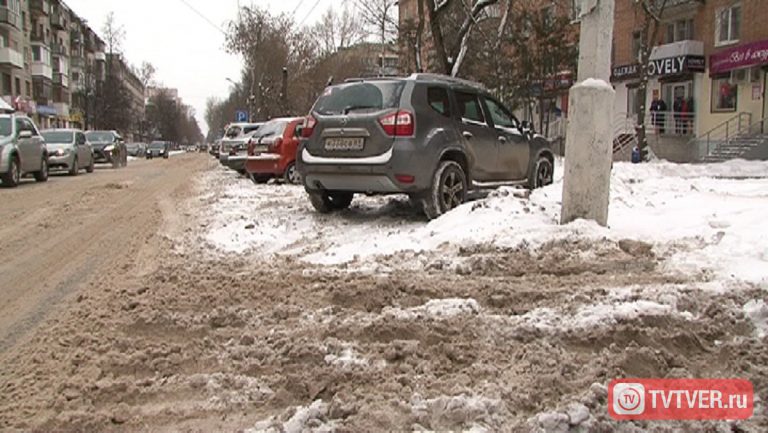 Очередной снегопад едва не вызвал в Твери транспортный коллапс