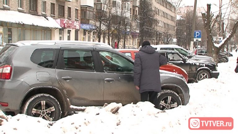 Очередной снегопад едва не вызвал в Твери транспортный коллапс