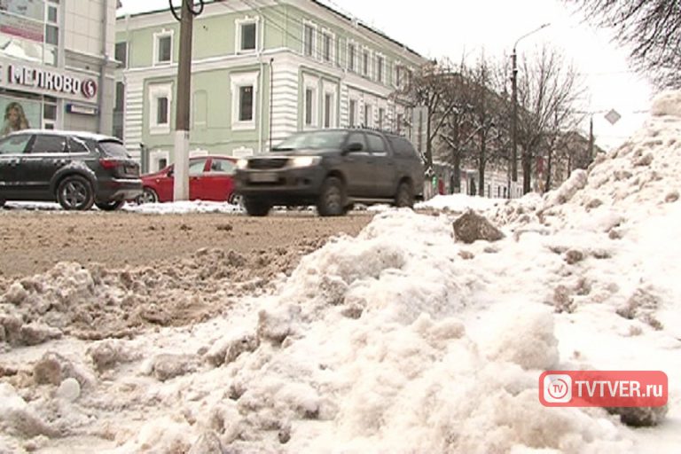 Очередной снегопад едва не вызвал в Твери транспортный коллапс