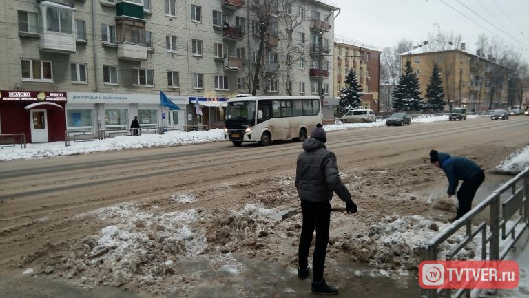Двое граждан с лопатами превратили участок Волоколамского проспекта в самый опасный в Твери