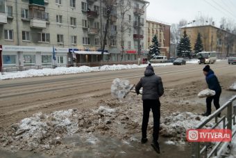 Двое граждан с лопатами превратили участок Волоколамского проспекта в самый опасный в Твери