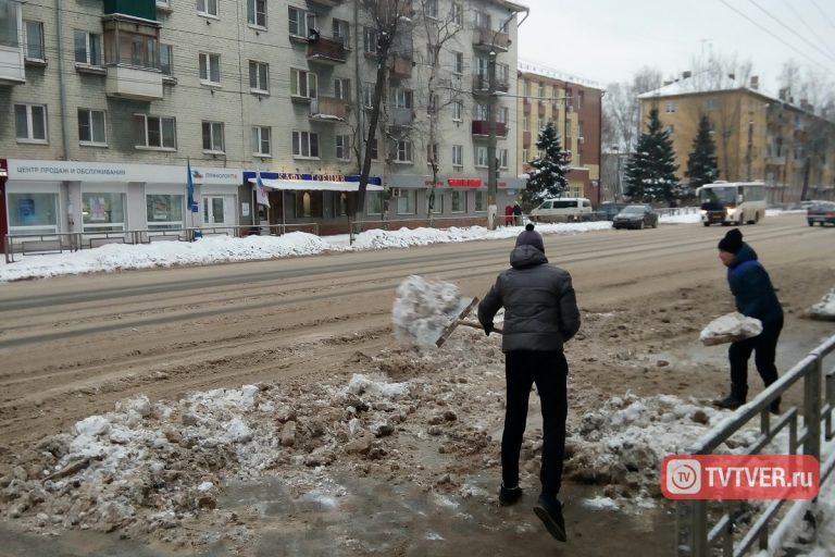 Двое граждан с лопатами превратили участок Волоколамского проспекта в самый опасный в Твери