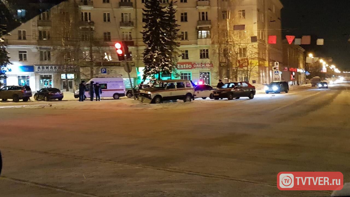 В Твери на площади Капошвара машина МЧС протаранила светофор