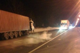 Водитель без прав врезался в большегруз на трассе в Тверской области