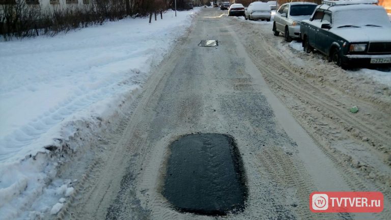 В Твери уложили асфальт прямо в снег