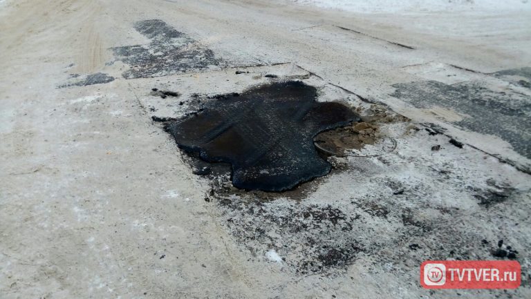 В Твери уложили асфальт прямо в снег
