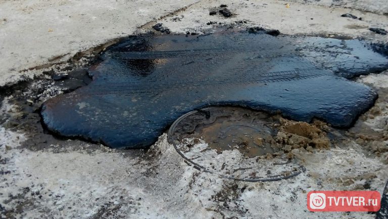 В Твери уложили асфальт прямо в снег