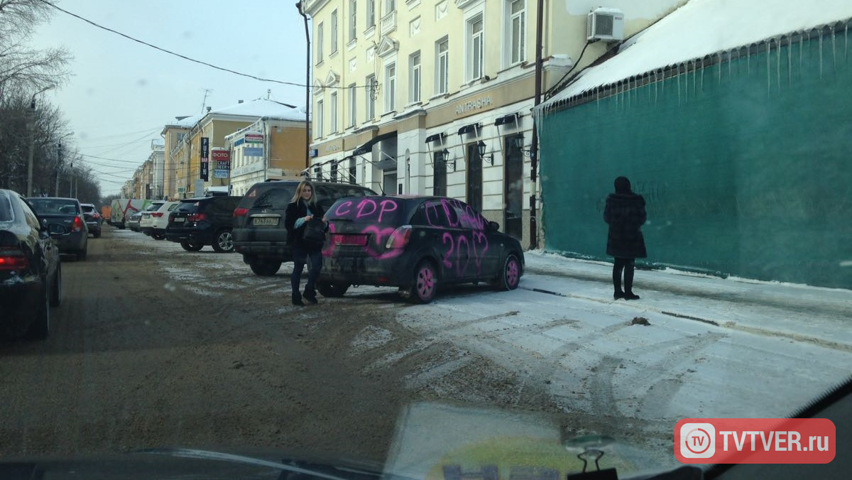 Вот так подарок: в Твери о Дне рождения автоледи узнали все участники дорожного движения