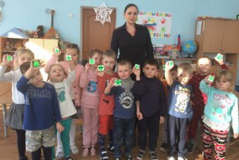 «Засветись!»: госавтоинспекторы Тверской области приучают малышей к ПДД