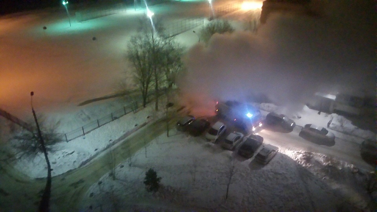 В Твери ночью на парковке сгорел внедорожник