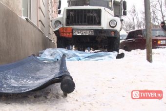 Подробности ДТП на площади Терешковой: на женщину наехала машина с надписью «Уборка города»