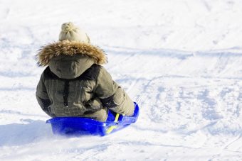 В Твери дети провалились в яму, катаясь со снежной горки