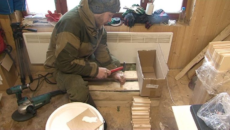 Актер Андрей Мерзликин помогает восстанавливать сгоревшую под Тверью гусельную мастерскую