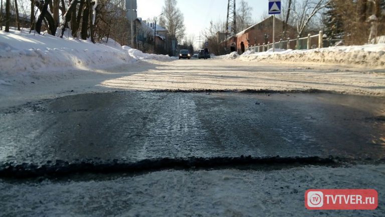 В Твери уложили асфальт прямо в снег