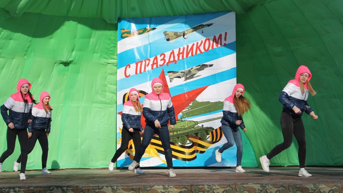 Тверитяне едят кашу и смотрят концерт