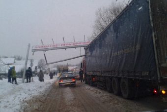 В Вышнем Волочке дальнобойщики парализовали транспортное сообщение с Удомлей и Бежецком