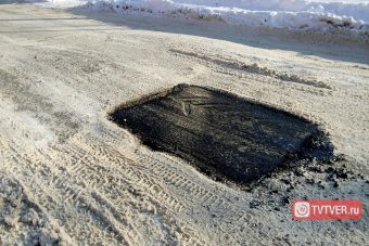 В Твери уложили асфальт прямо в снег