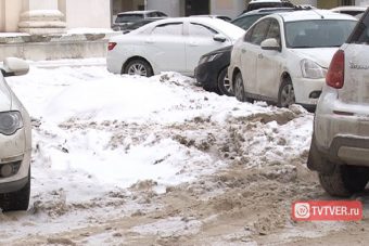 Площадь в центре Твери утопает в снегу