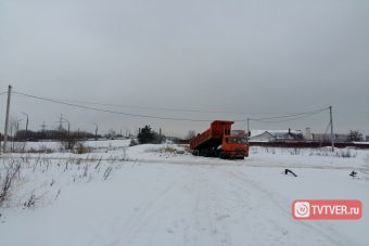 В Твери на глазах у жителей вывалили снег у Восточного моста