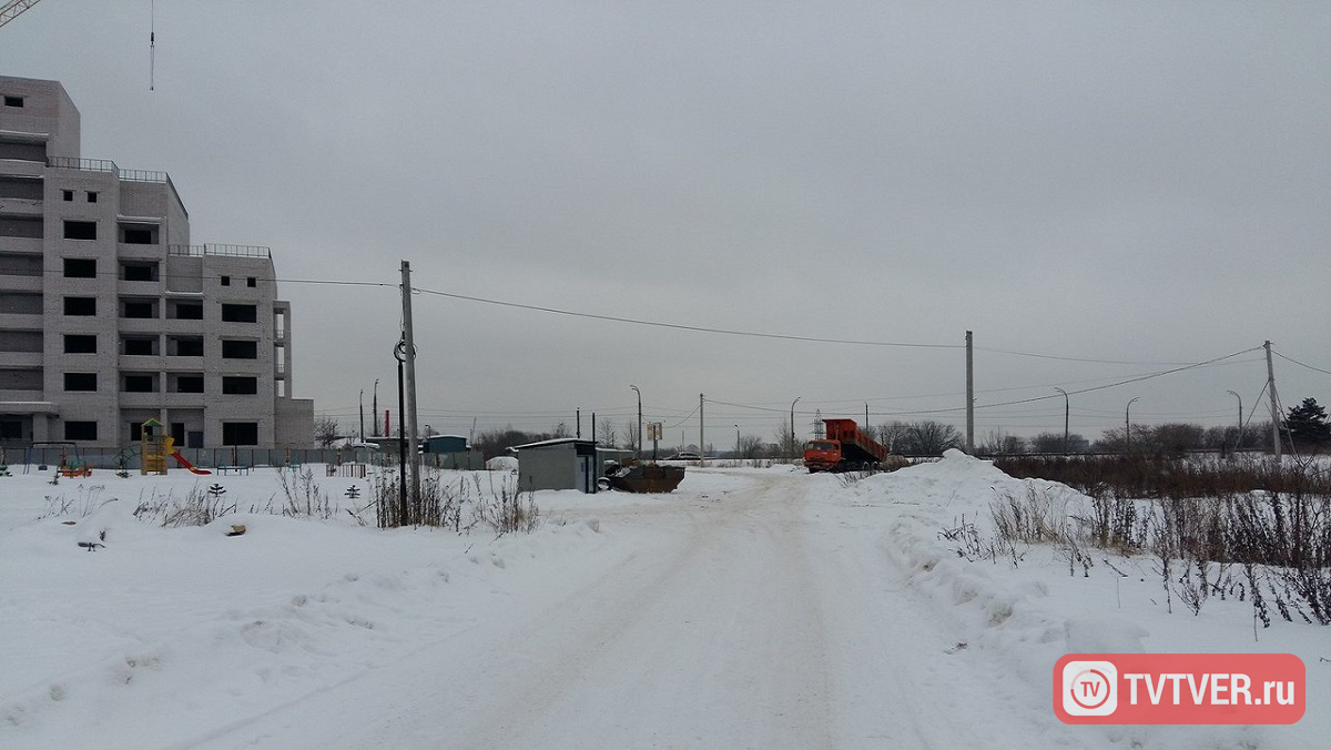 В Твери на глазах у жителей вывалили снег у Восточного моста