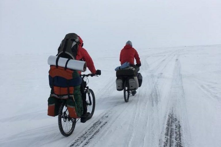 Тверские велосипедисты-экстремалы проехали первые километры по льду Байкала