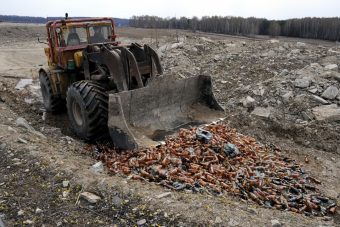 В Тверской области уничтожат сотни бутылок с «левым» алкоголем В Тверской области уничтожат сотни бутылок с «левым» алкоголем