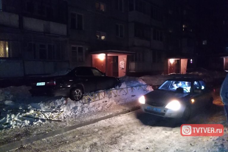 В Твери веселая компания на BMW врезалась в припаркованный автомобиль и застряла в палисаднике