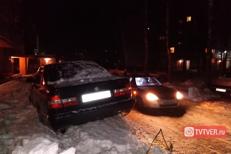 В Твери веселая компания на BMW врезалась в припаркованный автомобиль и застряла в палисаднике