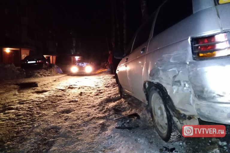 В Твери веселая компания на BMW врезалась в припаркованный автомобиль и застряла в палисаднике