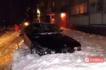 В Твери веселая компания на BMW врезалась в припаркованный автомобиль и застряла в палисаднике