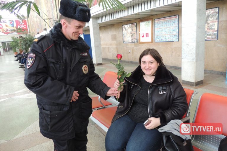 В Твери на железнодорожном вокзале женщинам дарили цветы