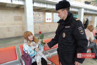 В Твери на железнодорожном вокзале женщинам дарили цветы