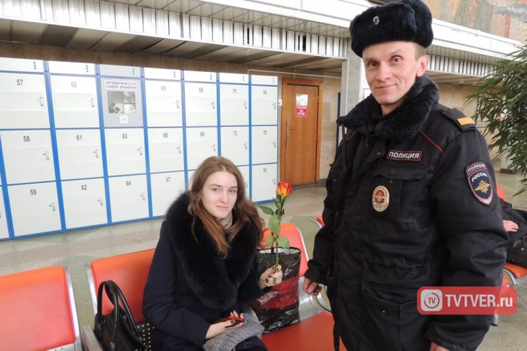 В Твери на железнодорожном вокзале женщинам дарили цветы