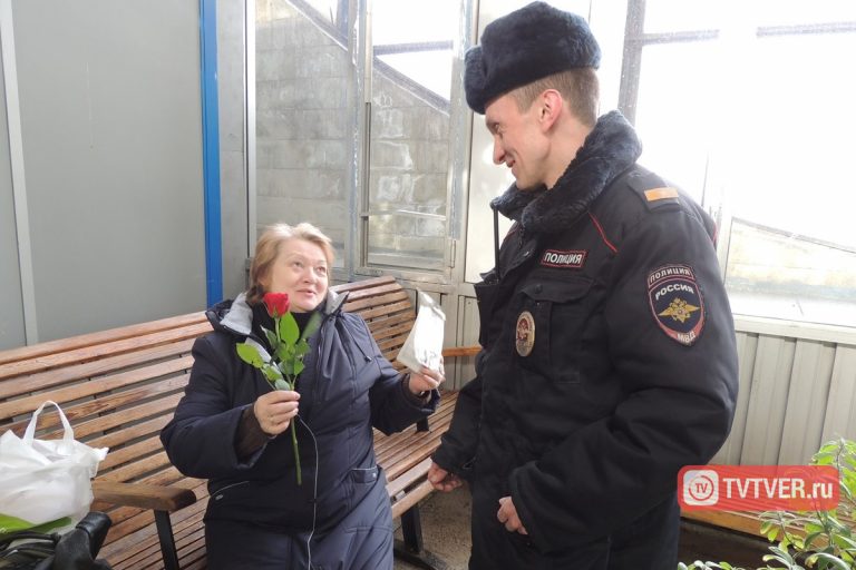В Твери на железнодорожном вокзале женщинам дарили цветы