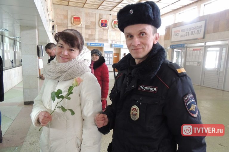 В Твери на железнодорожном вокзале женщинам дарили цветы