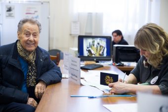 Поэт Андрей Дементьев приехал в Тверь, проголосовал и прочитал стихи в библиотеке