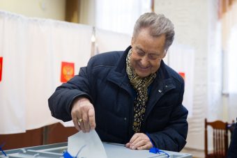 Поэт Андрей Дементьев приехал в Тверь, проголосовал и прочитал стихи в библиотеке